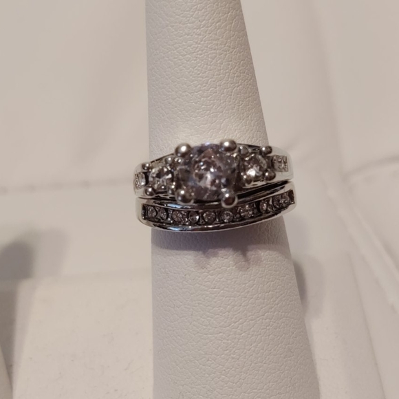 Sterling silver and cubic zirconia ring size 7 - Picture 2 of 5